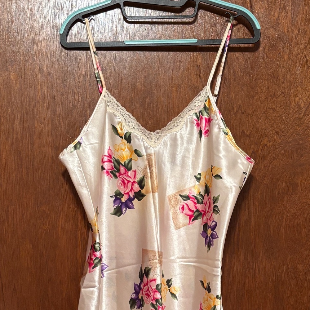Secret Treasures Cream / Pink Romantic Nightgown and Kimono Robe Set. Sz L